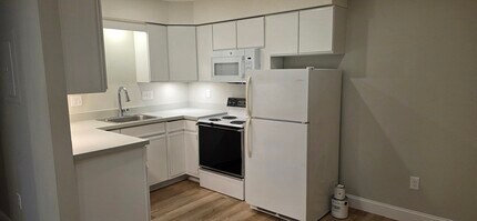 Building Photo - 284 N Main St