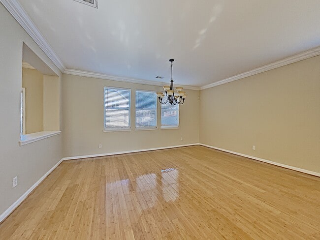 Foto del edificio - 348 Yellow Iris Rd