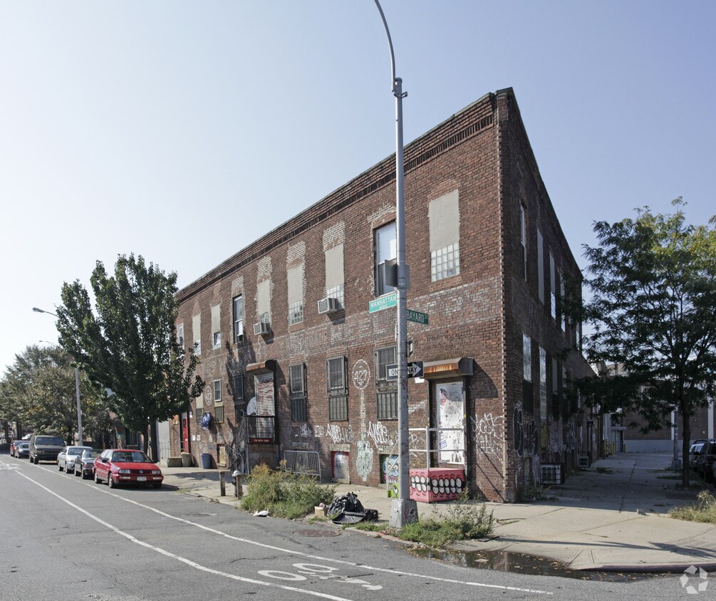 Primary Photo - 427 Manhattan Ave