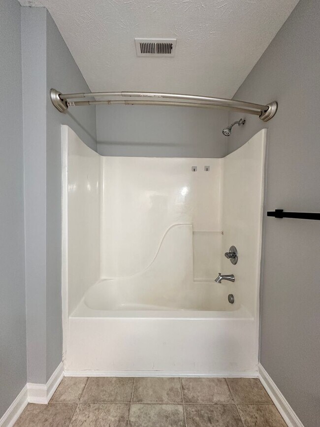 Foto del edificio - Three-Bedroom Ranch Close to Downtown