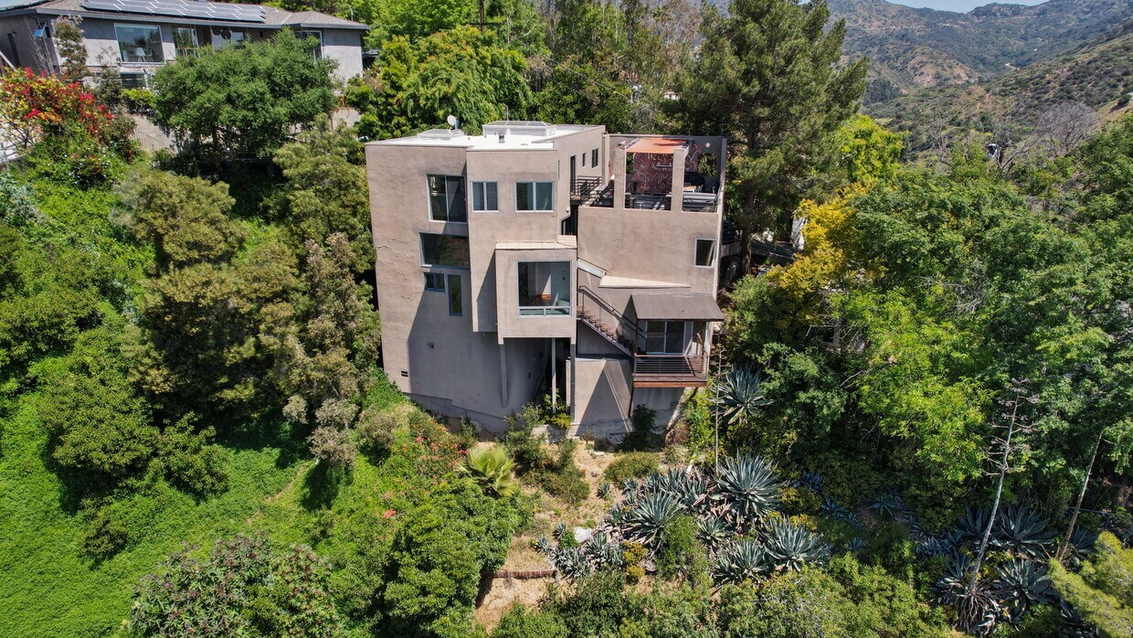 Primary Photo - 2734 Hollyridge Dr