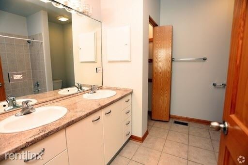 Foto del edificio - 2032 W Division St