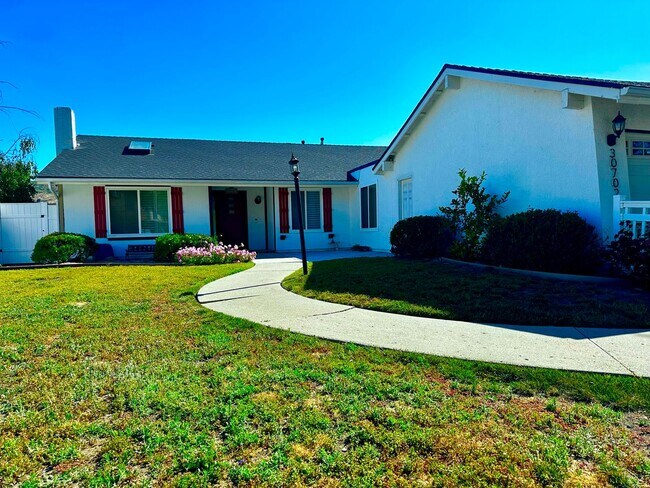 Building Photo - Single story Lake Lindero 4b/2b home with amazing lake views!
