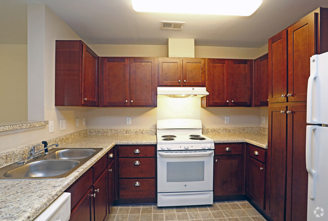 2BR, 2BA - 1072sf- Kitchen - Granite Falls