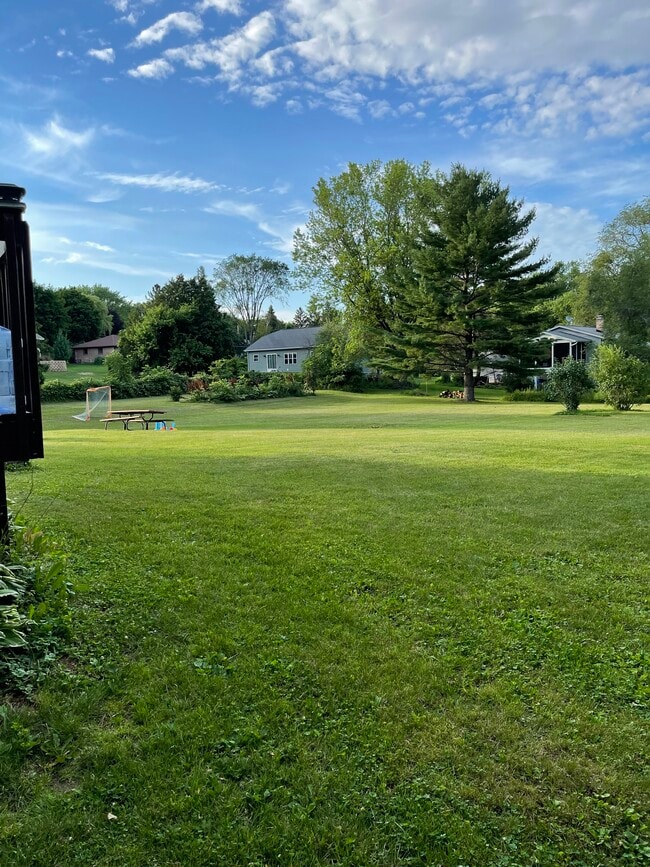 Foto del edificio - 5564 River Rd