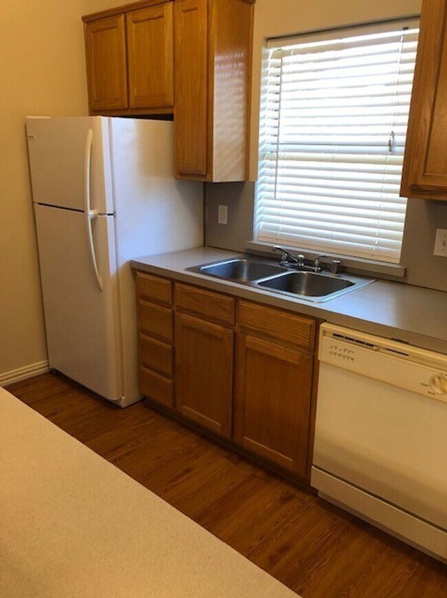 Foto del edificio - 2 BEDROOM TOWNHOME IN DENTON
