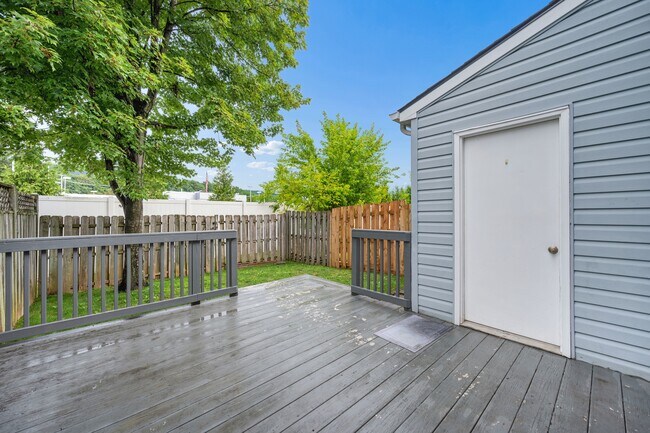 Building Photo - 411 Old Oak Pl