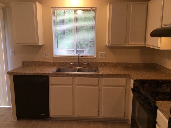 Foto del edificio - Cozy Home located in Stone Mountain!