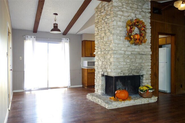 Foto del edificio - 1416 Cardinal Hill Dr