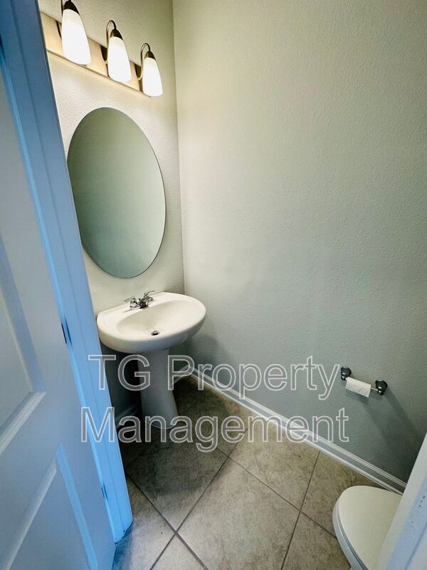 Foto del edificio - 84 Pinebury Ln