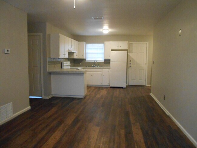 Building Photo - Spacious Duplex with Off-Street Parking