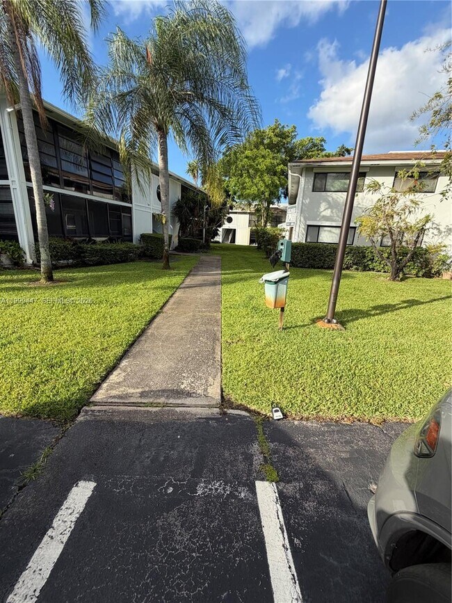 Foto del edificio - 823 NE 199th St