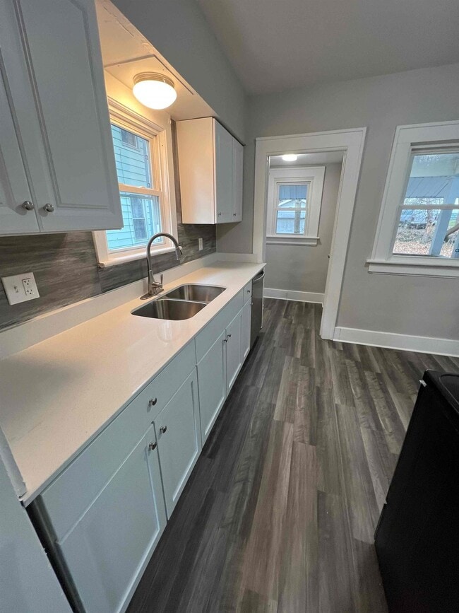 Building Photo - 943 Delia Ave