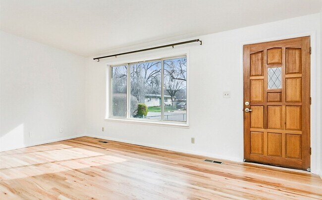 Building Photo - Beautiful 4 bedroom, 2 bath home in Southe...