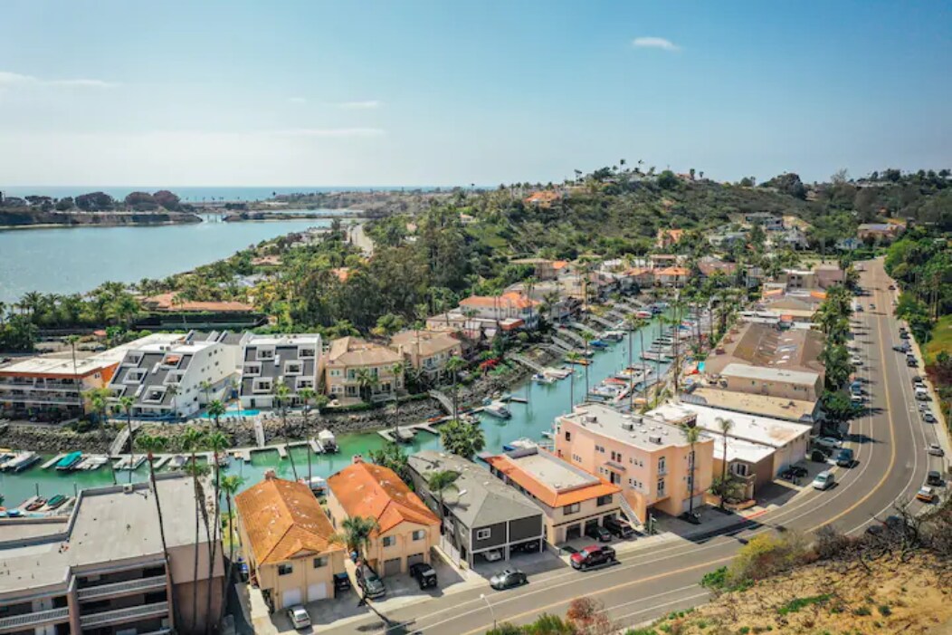 Exclusive Bristol Cove where the penthouse condo is located in the tallest building - 4667 Park Dr
