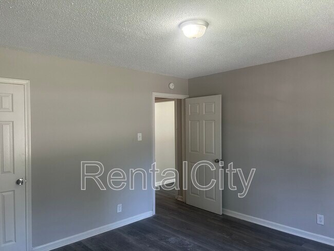 Building Photo - 16 Red Oak Cove