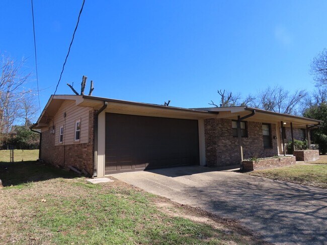 Building Photo - Newly Remodeled 3 Bedroom-1.5 Bath Home!