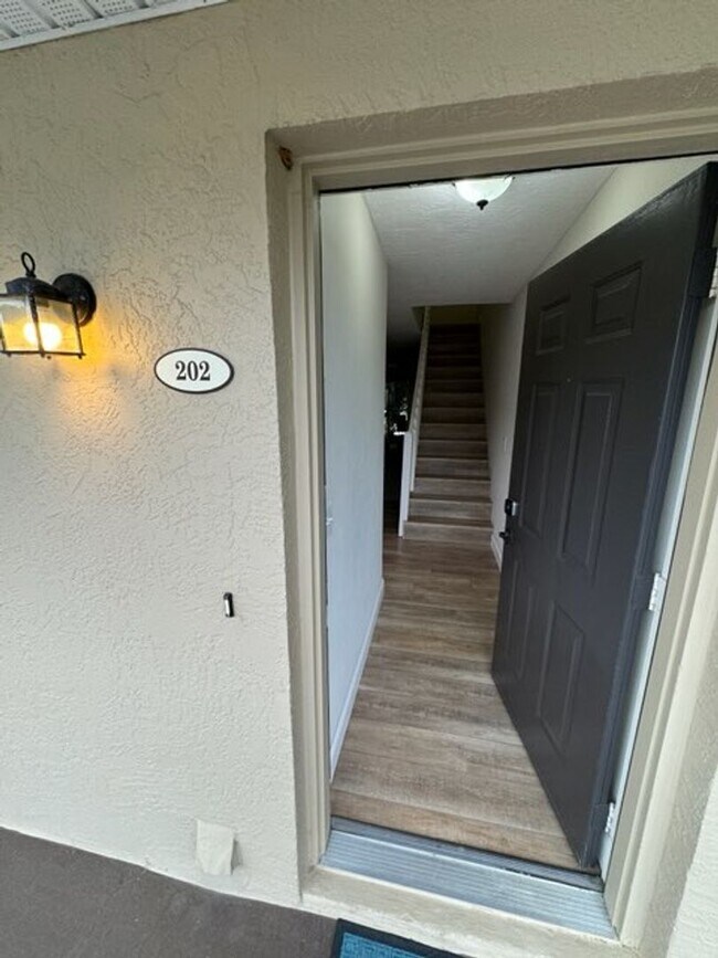 Foto del edificio - 1010 PINE TREE DRIVE, UNIT 202, INDIAN HAR...