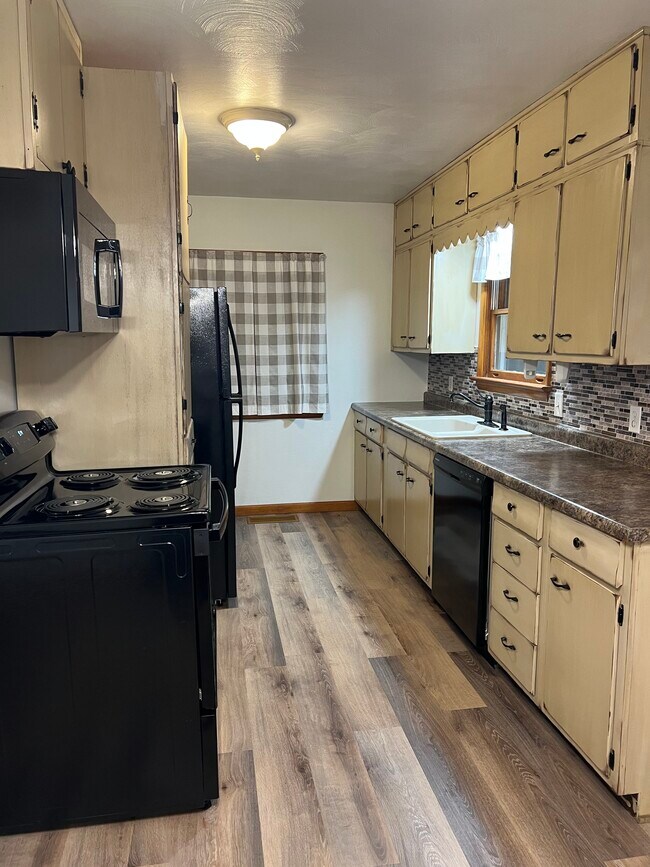Kitchen / Dining Room - All Brand New Appliances (Refrigerator, Oven/Range, Microwave, Dishwasher) - 704 E Pike St