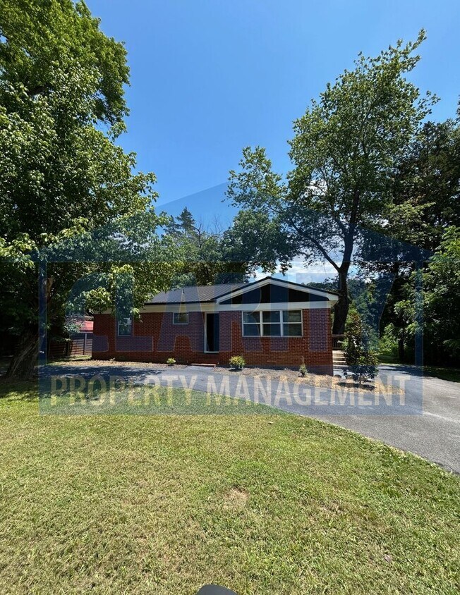 Foto principal - Centrally located 2 bed, two bathroom home!