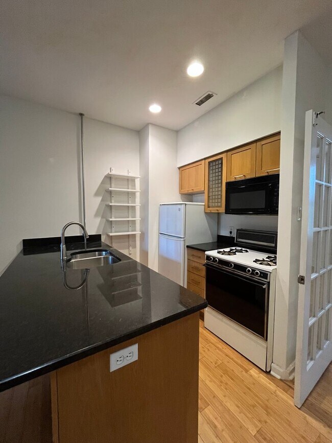 Foto del edificio - Bright One Bedroom Apartment in Spring Gar...