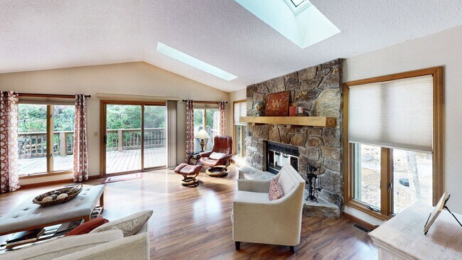 Foto del edificio - 193 Meadowview Dr