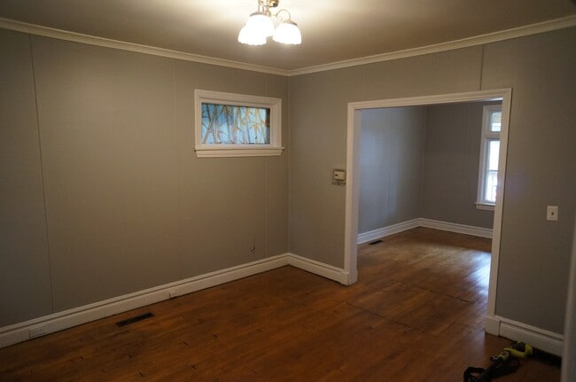 Building Photo - AVAILABLE AUG 1ST- 3 Bedroom 1 Bath House