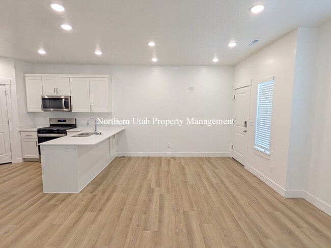 Foto del edificio - New - 3 Bed, 2.5 Bath, HVAC