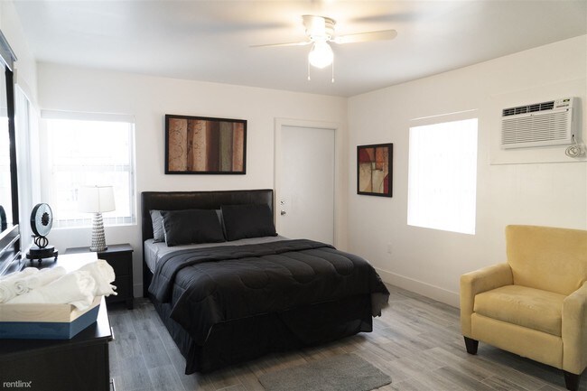 Building Photo - 905 NE 18th Ave