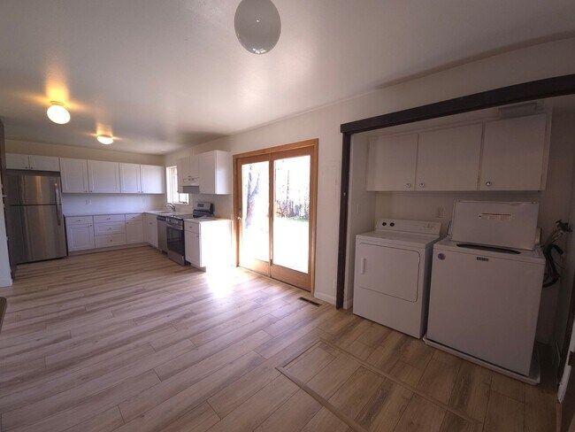 Building Photo - SHORT LEASE AVAILABLE NOW! Martin Acres Ra...