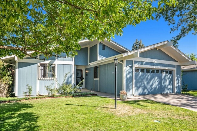 Building Photo - 4 bed/3 bath very spacious, fully furnishe...