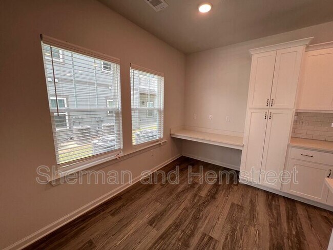 Building Photo - 5017 Mimosa Dr