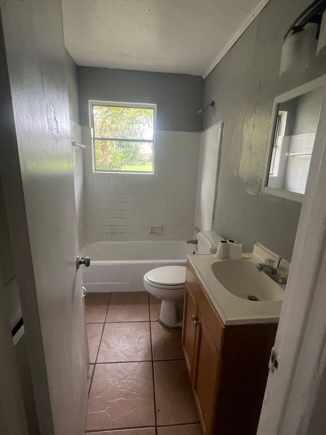 Building Photo - 3 Bedroom 1 Bath
