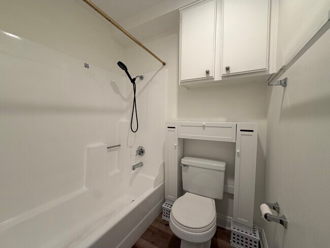 Foto del edificio - 5143 Bakman Ave