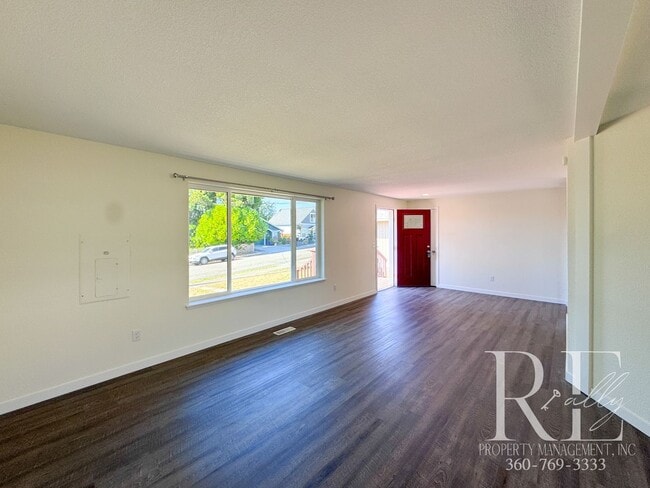 Building Photo - Newly Renovated Charmer in the Heart of Ma...