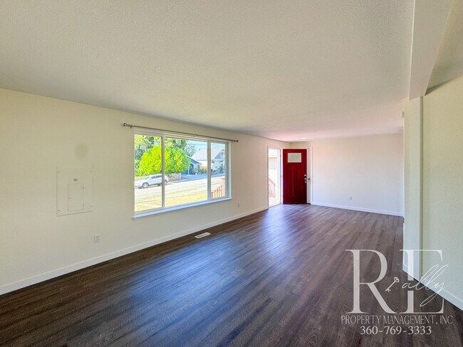 Foto del edificio - Newly Renovated Charmer in the Heart of Ma...