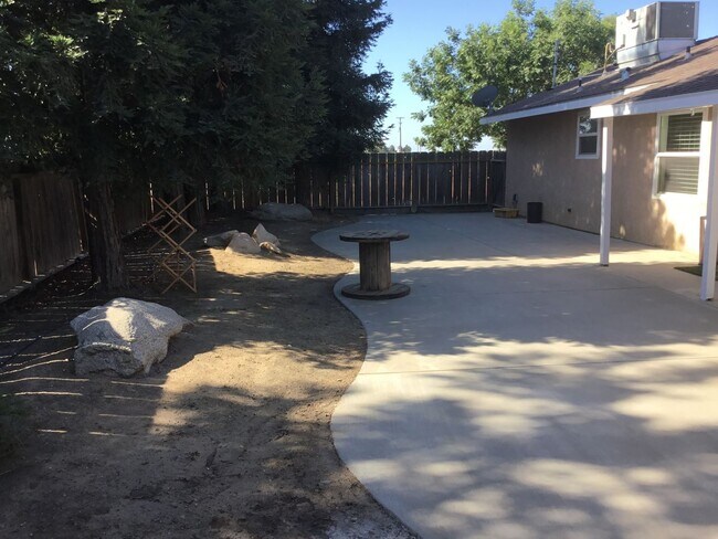 Building Photo - 5430 N Madera Ave