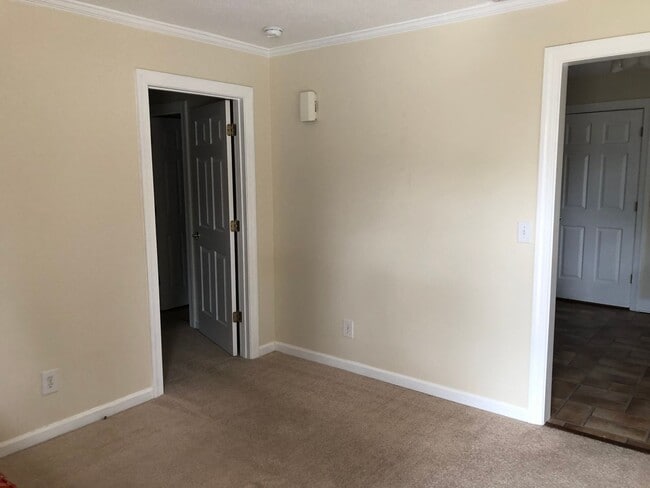 Building Photo - 327 Pinecliff Dr
