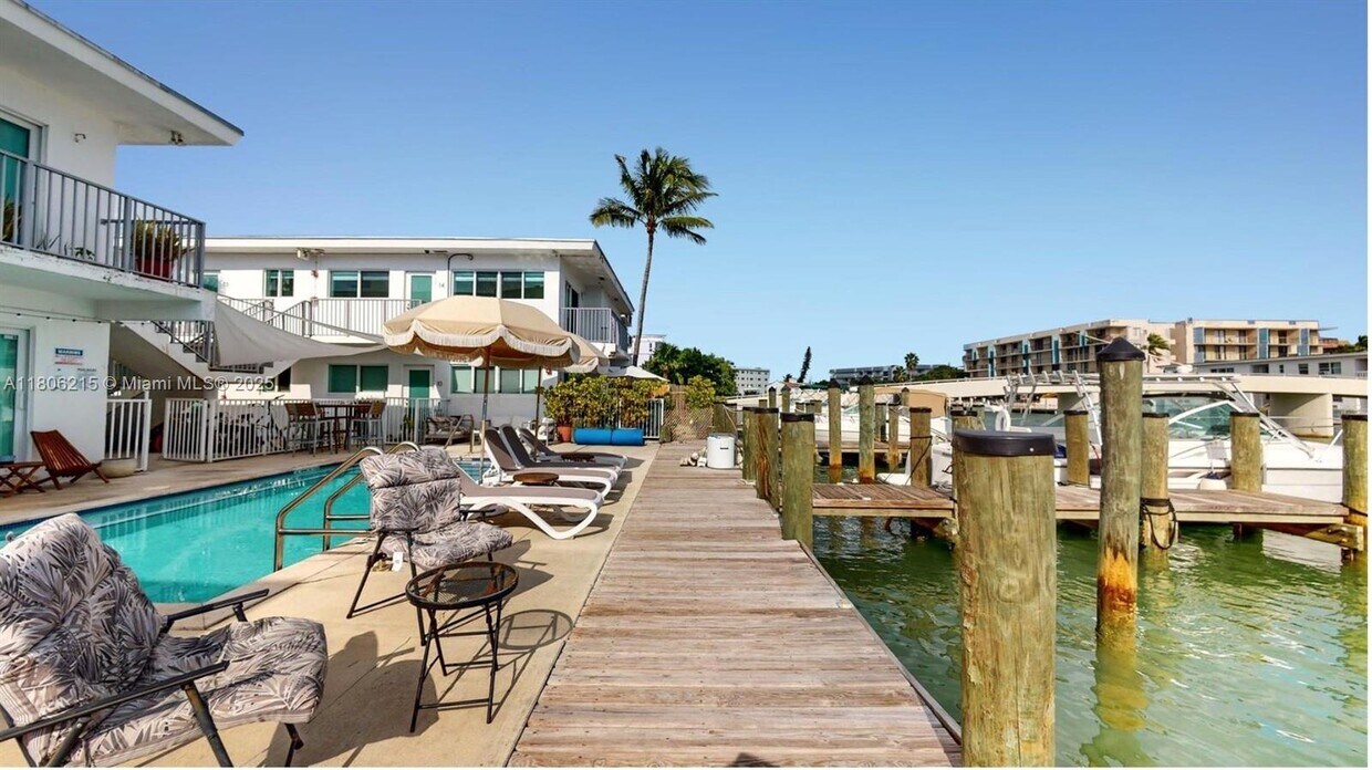 Foto principal - 8035 Crespi Blvd