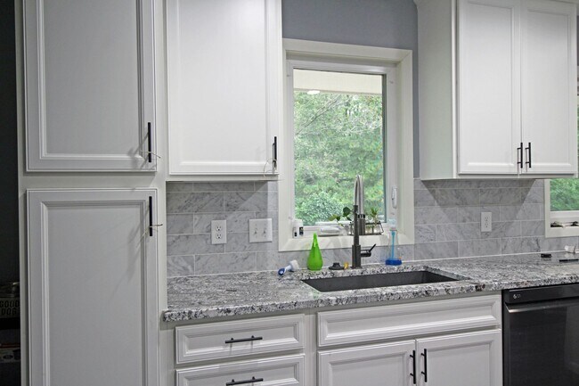 Foto del edificio - Beautifully updated 'Tonka rental available! 3 beds 2 baths in Royal Hills!