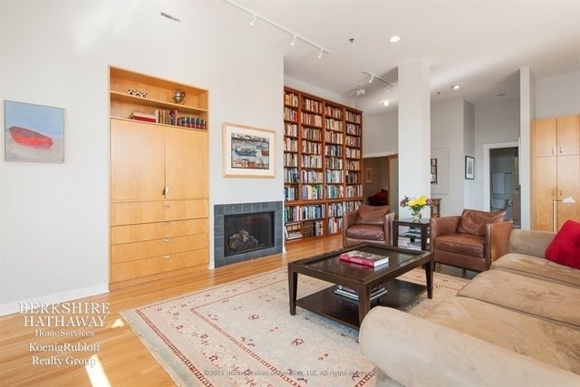 Building Photo - 547 S Clark St