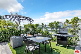 Building Photo - 7076 Park Manor Ave