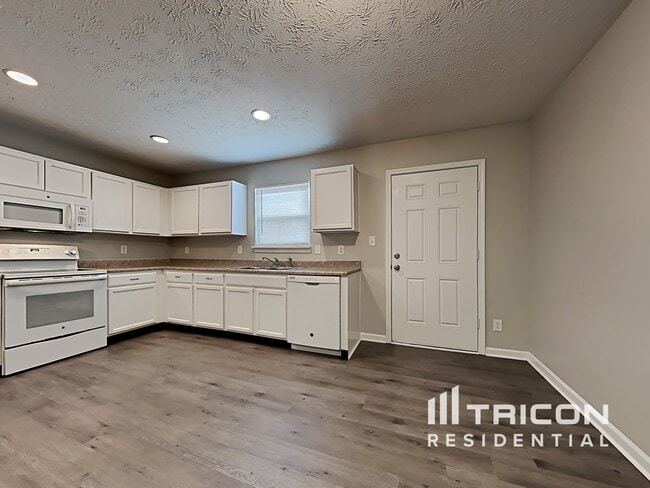 Building Photo - 2368 Bridlewood Dr