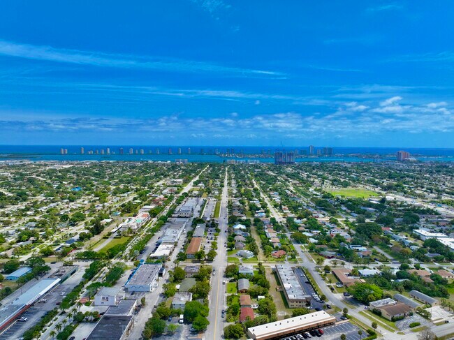 Foto del edificio - 906 Foresteria Dr