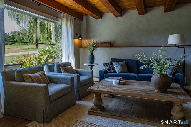 Foto del edificio - 69 Mudge Pond Rd