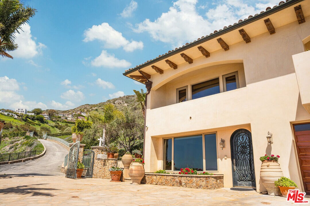 Foto principal - 4440 Encinal Canyon Rd
