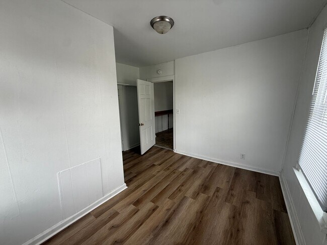 Foto del edificio - 1 bedroom, 1 bathroom Apartment! MAY 2025!