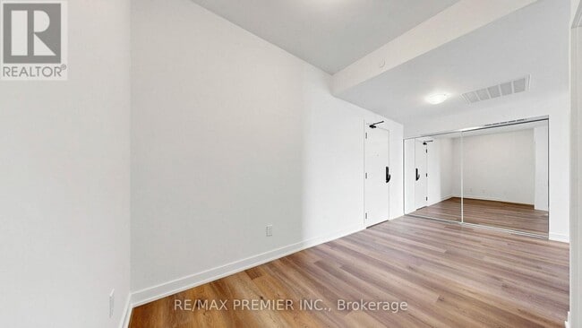 Building Photo - 2075 Lakeshore Rd.