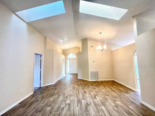 Building Photo - GREAT HOME 4/2 IN ASHINGTON PARK IN EAST O...