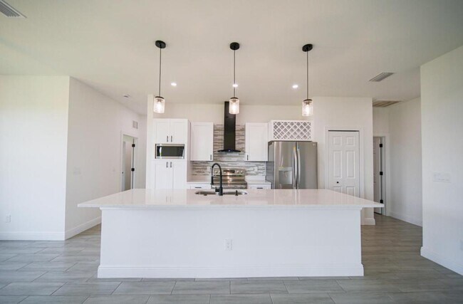 Foto del edificio - 422 Kismet Pkwy E